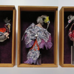 2019-Sculptures 3 oiseaux  (soie, fil de cuivre étamé, bois, plumes) – copie 2 