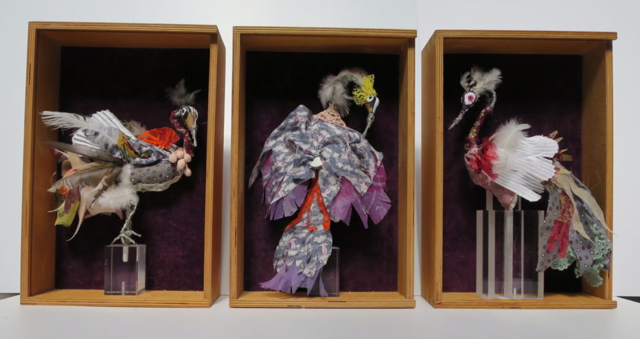 2019-Sculptures 3 oiseaux  (soie, fil de cuivre étamé, bois, plumes) – copie 2