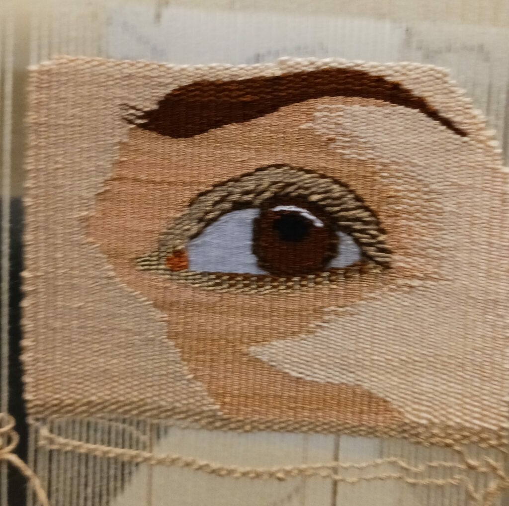 œil de Judith regard vers la droite