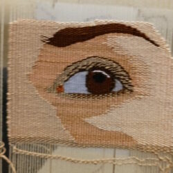 œil de Judith regard vers la droite 