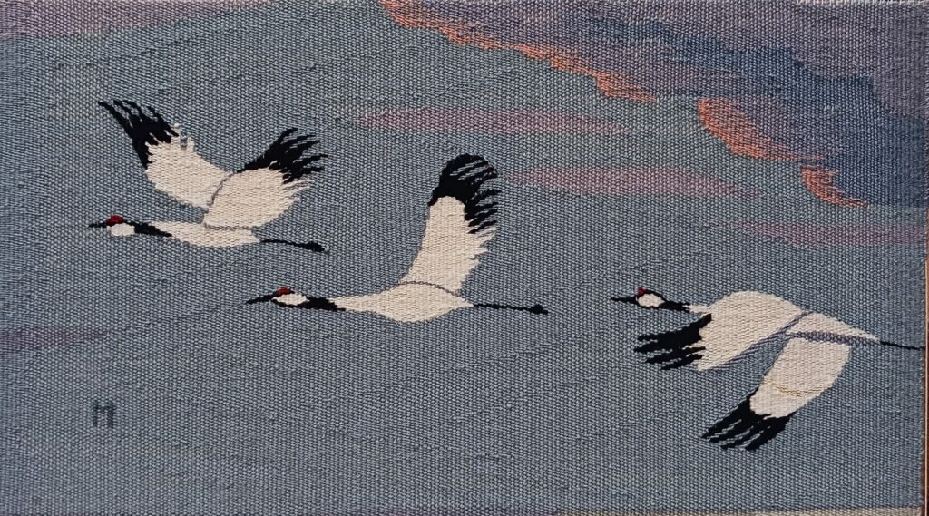 Trois grues du Japon  sur un ciel bleu